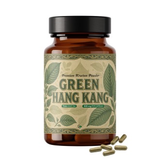 Botella de vidrio &aacute;mbar de polvo de kratom premium etiquetada como Green Hang Kang Thai Kratom 600 mg por c&aacute;psula, con un dise&ntilde;o de hoja bot&aacute;nica verde en la etiqueta y varias c&aacute;psulas de kratom verdes colocadas frente a la botella sobre un fondo blanco.