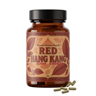 Botella de vidrio &aacute;mbar de polvo de kratom premium etiquetada como Red Hang Kang Thai Kratom 600 mg por c&aacute;psula, con un dise&ntilde;o de hoja bot&aacute;nica roja en la etiqueta y varias c&aacute;psulas de kratom rojas colocadas frente a la botella sobre un fondo blanco.