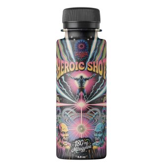 Botella de Elythra Labs Heroic Shot, shot energ&eacute;tico de kratom ultra-concentrado de 8,8 ml con 180 mg de Mitraginina. Dise&ntilde;o de etiqueta psicod&eacute;lico con un audaz arte c&oacute;smico, figura heroica radiante y colores vibrantes que simbolizan un poder extremo.