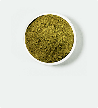 El tazón blanco con kratom rojo
