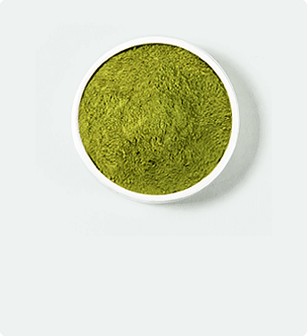 Kratom amarillo en un recipiente blanco